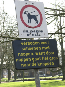 908082 Afbeelding van verbodsborden 'Verboden voor honden' en een bord met de rijmende tekst: 'verboden voor schoenen ...